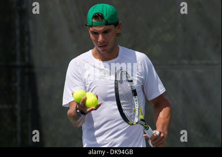 8. August 2011 - Montreal, Quebec, Kanada - 8. August 2011 - Montreal, Quebec, Kanada: Rafael Nadal (ESP) erwärmt sich vor seinem Doppel-Match am Nachmittag im Uniprix Stadium in Montreal, Quebec, Kanada. (Kredit-Bild: © Marc DesRosiers/Southcreek Global/ZUMAPRESS.com) Stockfoto