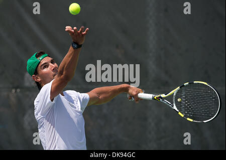 8. August 2011 - Montreal, Quebec, Kanada - 8. August 2011 - Montreal, Quebec, Kanada: Rafael Nadal (ESP) erwärmt sich vor seinem Doppel-Match am Nachmittag im Uniprix Stadium in Montreal, Quebec, Kanada. (Kredit-Bild: © Marc DesRosiers/Southcreek Global/ZUMAPRESS.com) Stockfoto