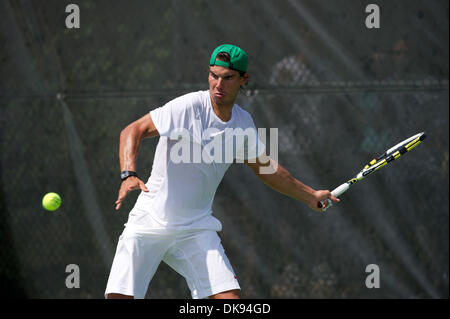 8. August 2011 - Montreal, Quebec, Kanada - 8. August 2011 - Montreal, Quebec, Kanada: Rafael Nadal (ESP) erwärmt sich vor seinem Doppel-Match am Nachmittag im Uniprix Stadium in Montreal, Quebec, Kanada. (Kredit-Bild: © Marc DesRosiers/Southcreek Global/ZUMAPRESS.com) Stockfoto