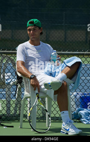 8. August 2011 - Montreal, Quebec, Kanada - 8. August 2011 - Montreal, Quebec, Kanada: Rafael Nadal (ESP) erwärmt sich vor seinem Doppel-Match am Nachmittag im Uniprix Stadium in Montreal, Quebec, Kanada. (Kredit-Bild: © Marc DesRosiers/Southcreek Global/ZUMAPRESS.com) Stockfoto