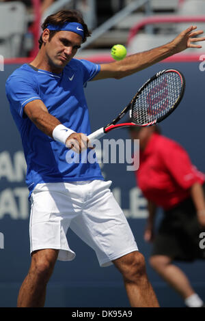 10. August 2011 - Montreal, Quebec, Kanada - ausgesät dritten ROGER FEDERER in Spielaktion in der zweiten Runde des Rogers Cup Tennis. Federer gewann in zwei Sätzen 7-5, 6-3. (Kredit-Bild: © Phillippe Champoux/Southcreek Global/ZUMAPRESS.com) Stockfoto