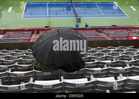 10. August 2011 - Montreal, Quebec, Kanada - Spiel wurde unterbrochen wegen schlechten Wetters während der zweiten Runde des Rogers Cup Tennis bei Stade Uniprix in Montreal, Kanada. . Obligatorische Credit: Philippe Champoux / Southcreek Global (Kredit-Bild: © Phillippe Champoux/Southcreek Global/ZUMAPRESS.com) Stockfoto