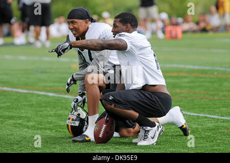 10. August 2011 - sprechen Latrobe, PENNSYLVANNIA, US - Pittsburgh Steelers Wide Receiver Hines Ward (86) und Pittsburgh Steelers Wide Receiver Mike Wallace (17) während des Trainingslagers am St. Vincent College in Latrobe, Pennsylvania. (Kredit-Bild: © Dean Beattie/Southcreek Global/ZUMAPRESS.com) Stockfoto