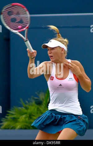 10. August 2011 - spielte Toronto, Ontario, Kanada - Dänemarks Caroline Wozniacki in Aktion während der erste Satz von ihrem Match beim Rogers Cup im Rexall Centre in Toronto. Nummer eine Samen Caroline Wozniacki in geraden verlor setzt 4-6, 5: 7 (Credit-Bild: © Steve Dachgaube/Southcreek Global/ZUMAPRESS.com) Stockfoto