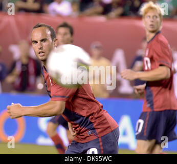 10. August 2011 - Philadelphia, PA, USA - US-Nationalmannschaft Spieler, LANDON DONOVAN, hält ein Auge auf den ball, während ein Freundschaftsspiel mit Mexiko abgehaltenen Lincoln Financial Field in Philadelphia PA (Credit-Bild: © Ricky Fitchett/ZUMAPRESS.com) Stockfoto