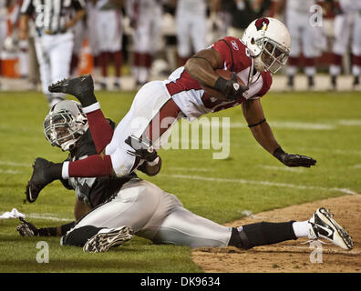 11. August 2011 - Oakland, CA, USA - Oakland Raiders Vs Arizona Cardinals O.co Coliseum Donnerstag, 11. August 2011. Oakland Raiders defensive End Jarvis Moss (94) Fahrten bis Arizona Cardinals Runningback LaRod Stephens-heulen (36)... Kardinäle Niederlage in Vorsaison Spiel Raiders 24-18. (Kredit-Bild: © Al Golub/ZUMAPRESS.com) Stockfoto
