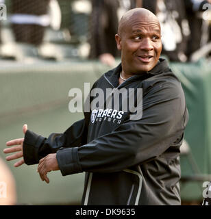 11. August 2011 - Oakland, CA, USA - Oakland Raiders Vs Arizona Cardinals O.co Coliseum Donnerstag, 11. August 2011.  Jägers neue Cheftrainer Hue Jackson zeigen positive Einstellung... Kardinäle Niederlage in Vorsaison Spiel Raiders 24-18. (Kredit-Bild: © Al Golub/ZUMAPRESS.com) Stockfoto