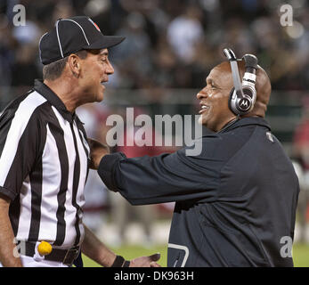 11. August 2011 - Oakland, CA, USA - Oakland Raiders Vs Arizona Cardinals O.co Coliseum Donnerstag, 11. August 2011.  NFL offiziell erklärt Aufruf zu neuen Raider Head Coach Hue Jackson.Cardinals Niederlage Raiders 24-18 in Vorsaison Spiel. (Kredit-Bild: © Al Golub/ZUMAPRESS.com) Stockfoto