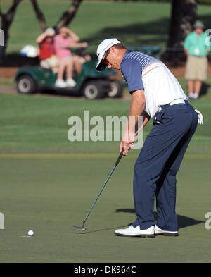 11. August 2011 - putts Johns Creek, GEORGIA, USA - Golfer John Senden von Australien auf dem 1. Grün in der 1. Runde der 93. PGA Championship im Atlanta Athletic Club in Johns Creek, Georgia, USA am 11. August 2011. (Kredit-Bild: © Erik Lesser/ZUMAPRESS.com) Stockfoto