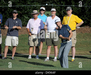 11. August 2011 - chips Johns Creek, GEORGIA, USA - Golfer Aaron Baddeley Australiens auf das 1. Grün in der 1. Runde der 93. PGA Championship im Atlanta Athletic Club in Johns Creek, Georgia, USA am 11. August 2011. (Kredit-Bild: © Erik Lesser/ZUMAPRESS.com) Stockfoto