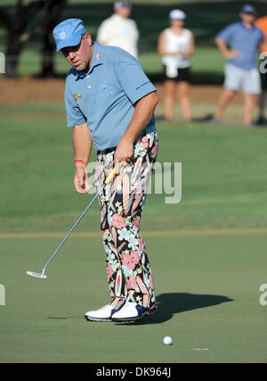 11. August 2011 - Johns Creek, GEORGIA, folgt US - Golfer John Daly der USA seinen Putt am grünen während der 1. Runde der 93. PGA Championship im Atlanta Athletic Club in Johns Creek, Georgia, USA 1. 11. August 2011. (Kredit-Bild: © Erik Lesser/ZUMAPRESS.com) Stockfoto