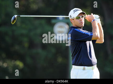 11. August 2011 - Johns Creek, GEORGIA, USA - Golfer Brian Davis von England folgt seinen Abschlag auf das 2. Loch in der 1. Runde der 93. PGA Championship im Atlanta Athletic Club in Johns Creek, Georgia, USA am 11. August 2011. (Kredit-Bild: © Erik Lesser/ZUMAPRESS.com) Stockfoto