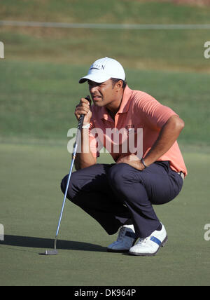 11. August 2011 - Johns Creek, GEORGIA, USA - Golfer Arjun Atwal Indiens Augen seinen Putt auf dem Grün in der 1. Runde der 93. PGA Championship im Atlanta Athletic Club in Johns Creek, Georgia, USA 1. am 11. August 2011. (Kredit-Bild: © Erik Lesser/ZUMAPRESS.com) Stockfoto