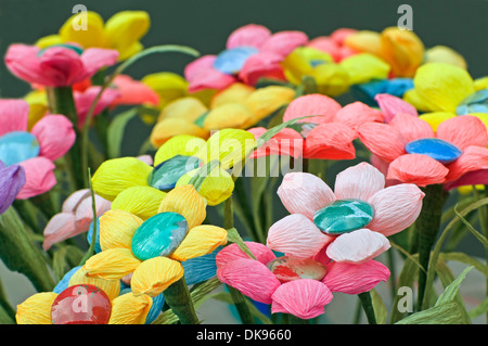 Farbige handgemachte Blumen aus Krepp-Papier Stockfoto