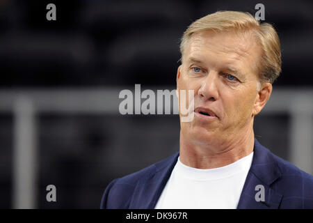 11. August 2011 - Arlington, Texas, Vereinigte Staaten von Amerika - ehemalige Bronco Quarterback und aktuelle executive Vice President von Fußball Operationen John Elway während vor dem Spiel Warm ups wie die Denver Broncos am die Dallas Cowboys in Vorsaison Aktion im Cowboys Stadium in Arlington, Texas statt. (Kredit-Bild: © Steven Leija/Southcreek Global/ZUMAPRESS.com) Stockfoto