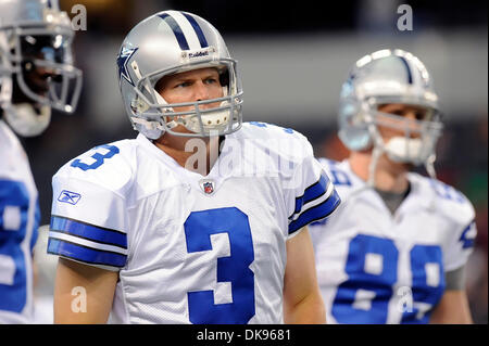 11. August 2011 - Arlington, Texas, Vereinigte Staaten von Amerika - Dallas Cowboys quarterback Jon Kitna (3) während der Pre-game Warm ups wie die Denver Broncos am die Dallas Cowboys in Vorsaison Aktion im Cowboys Stadium in Arlington, Texas statt. (Kredit-Bild: © Steven Leija/Southcreek Global/ZUMAPRESS.com) Stockfoto