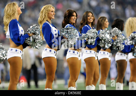 11. August 2011, - Arlington, Texas, Vereinigte Staaten von Amerika - The Dallas Cowboys Cheerleaders Feld wie die Denver Broncos am die Dallas Cowboys im ersten Halbjahr Aktion im Cowboys Stadium in Arlington, Texas statt.  Die Broncos führen die Cowboys 9-3 bei der Hälfte. (Kredit-Bild: © Steven Leija/Southcreek Global/ZUMAPRESS.com) Stockfoto