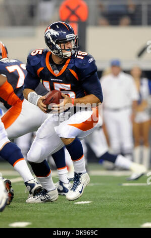 11. August 2011 - Arlington, Texas, Vereinigte Staaten von Amerika - Denver Broncos Quarterback, die Tim Tebow (15) wieder für die Hand abfällt wie die Denver Broncos am die Dallas Cowboys im ersten Halbjahr Aktion im Cowboys Stadium in Arlington, Texas statt.  Die Broncos führen die Cowboys 9-3 bei der Hälfte. (Kredit-Bild: © Steven Leija/Southcreek Global/ZUMAPRESS.com) Stockfoto