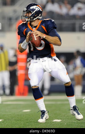 11. August 2011 - Arlington, Texas, Vereinigte Staaten von Amerika - Denver Broncos Quarterback Tim Tebow (15) für den Pass zurück fällt, wie die Denver Broncos am die Dallas Cowboys im ersten Halbjahr Aktion im Cowboys Stadium in Arlington, Texas statt.  Die Broncos führen die Cowboys 9-3 bei der Hälfte. (Kredit-Bild: © Steven Leija/Southcreek Global/ZUMAPRESS.com) Stockfoto