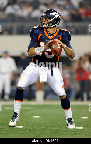11. August 2011 - Arlington, Texas, Vereinigte Staaten von Amerika - Denver Broncos Quarterback Tim Tebow (15) für den Pass zurück fällt, wie die Denver Broncos am die Dallas Cowboys im ersten Halbjahr Aktion im Cowboys Stadium in Arlington, Texas statt.  Die Broncos führen die Cowboys 9-3 bei der Hälfte. (Kredit-Bild: © Steven Leija/Southcreek Global/ZUMAPRESS.com) Stockfoto