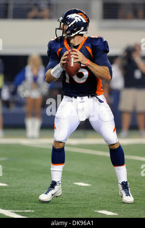 11. August 2011 - Arlington, Texas, Vereinigte Staaten von Amerika - Denver Broncos Quarterback Tim Tebow (15) für den Pass zurück fällt, wie die Denver Broncos am die Dallas Cowboys im ersten Halbjahr Aktion im Cowboys Stadium in Arlington, Texas statt.  Die Broncos führen die Cowboys 9-3 bei der Hälfte. (Kredit-Bild: © Steven Leija/Southcreek Global/ZUMAPRESS.com) Stockfoto