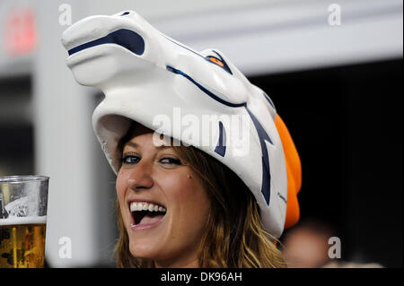 11. August 2011 übernehmen die Dallas Cowboys in Vorsaison Aktion im Cowboys Stadium in Arlington, Texas - Arlington, Texas, Vereinigte Staaten von Amerika - A Bronco Fan Jubel auf ihr Team als die Denver Broncos.  Die Cowboys kommen wieder in der zweiten Hälfte gegen die Broncos 24-23. (Kredit-Bild: © Steven Leija/Southcreek Global/ZUMAPRESS.com) Stockfoto