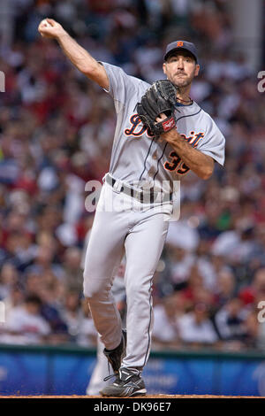 11. August 2011 - Cleveland, Ohio, wirft USA - Detroit ab Krug Justin Verlander (35) über zum ersten Base während der fünften Inning gegen Cleveland.  Die Detroit Tigers besiegte die Chicago White Sox 4-3 beim Progressive Field in Cleveland, Ohio. (Kredit-Bild: © Frank Jansky/Southcreek Global/ZUMAPRESS.com) Stockfoto