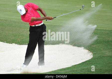 11. August 2011 - Johns Creek, Georgia, Vereinigte Staaten von Amerika - Tiger Woods Blasten seinen Ball aus dem Sand am Donnerstag in der ersten Runde der PGA Championships im Atlanta Athletic Club in Johns Creek, Georgia (Credit-Bild: © David Douglas/Southcreek Global/ZUMAPRESS.com) Stockfoto