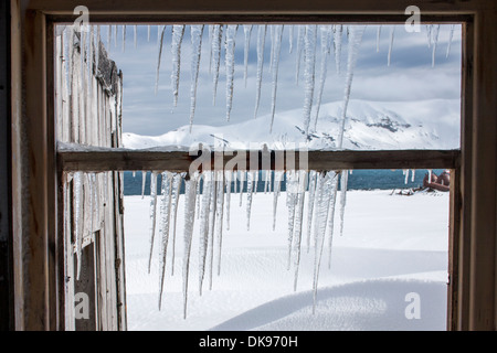 Antarktis, Süd-Shetland-Inseln, Eiszapfen hängen von zerbrochenen Fenster der verlassenen Hütte im Whalers Cove auf Deception Island Stockfoto
