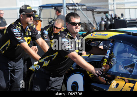 12. August 2011 - Watkins Glen, New York, USA - Crew-Mitglieder von Stanley Ford Fahrer Marcos Ambrose (9) drücken Sie das Auto durch die Garage vor dem ersten Training Übles zuliebe! Sauerrahm-Dips in der Glen in Watkins Glen, New York. (Kredit-Bild: © Michael Johnson/Southcreek Global/ZUMAPRESS.com) Stockfoto