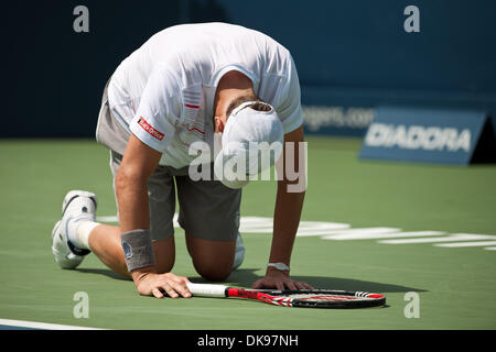 12. August 2011 fällt während des Spiels gegen Stanislas Wawrinka (SUI) im Viertel-Finale im Uniprix Stadium in Montreal, Quebec, Kanada - Montreal, Quebec, Kanada - Mardy Fish (USA). (Kredit-Bild: © Marc DesRosiers/Southcreek Global/ZUMAPRESS.com) Stockfoto