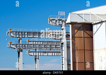 Detail der Brückenkrane und Lager in einer Werft Stockfoto