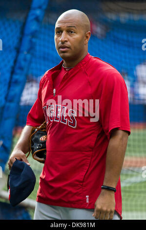 12. August 2011 verließ - Toronto, Ontario, Kanada - Los Angeles Angels Fielder Vernon Wells (10) vor dem Spiel gegen die Toronto Blue Jays. Die Los Angeles Angels und Toronto Blue Jays spielen auf das Rogers Centre, Toronto Ontario. (Kredit-Bild: © Keith Hamilton/Southcreek Global/ZUMAPRESS.com) Stockfoto