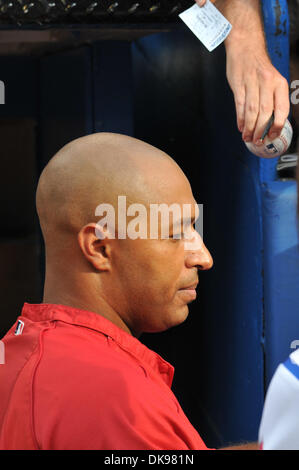 12. August 2011 - Toronto, Ontario, Kanada - Los Angeles Angels linker Feldspieler Vernon Wells (10) signiert Autogramm vor dem Spiel gegen die Toronto Blue Jays. Die Los Angeles Angels und Toronto Blue Jays spielen auf das Rogers Centre, Toronto Ontario. (Kredit-Bild: © Keith Hamilton/Southcreek Global/ZUMAPRESS.com) Stockfoto