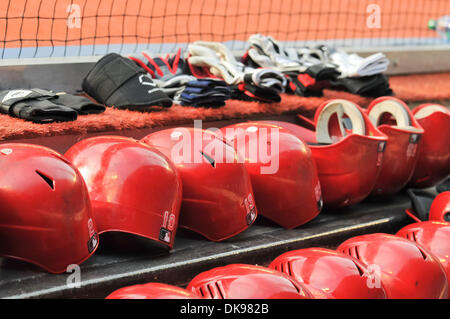 12. August 2011 - Toronto, Ontario, Kanada - Los Angeles Angels Ausrüstung vor der Bank vor dem Spiel gegen die Toronto Blue Jays im Rogers Centre, Toronto Ontario. (Kredit-Bild: © Keith Hamilton/Southcreek Global/ZUMAPRESS.com) Stockfoto