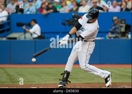 12. August 2011 schlägt - Toronto, Ontario, Kanada - Toronto Blue Jays Center Fielder Colby Rasmus (28), Swingens im 2. Inning gegen die Los Angeles Angels. Die Los Angeles Angels führen die Toronto Blue Jays 4-0 nach 3 Innings eine Rogers Centre, Toronto Ontario. (Kredit-Bild: © Keith Hamilton/Southcreek Global/ZUMAPRESS.com) Stockfoto