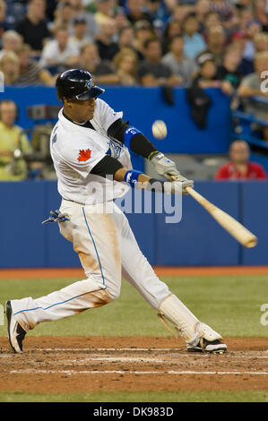 12. August 2011 erscheint - Toronto, Ontario, Kanada - Toronto Blue Jays Shortstop Yunel Escobar (5) foul im 6. Inning gegen die Los Angeles Angels. Die Los Angeles Angels besiegten die Toronto Blue Jays 5 - 1 im Rogers Centre, Toronto Ontario. (Kredit-Bild: © Keith Hamilton/Southcreek Global/ZUMAPRESS.com) Stockfoto