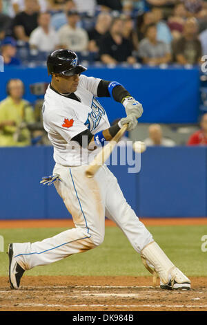 12. August 2011 - Toronto, Ontario, Kanada - Toronto Blue Jays Shortstop Yunel Escobar (5) im Kampf gegen die Los Angeles Angels. Die Los Angeles Angels besiegten die Toronto Blue Jays 5 - 1 im Rogers Centre, Toronto Ontario. (Kredit-Bild: © Keith Hamilton/Southcreek Global/ZUMAPRESS.com) Stockfoto