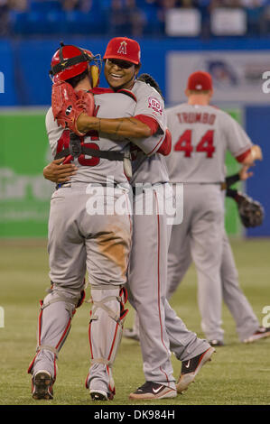 12. August 2011 - Toronto, Ontario, Kanada - Los Angeles Angels Krug Ervin Santana (54) feiert seinen Sieg mit Catcher Bobby Wilson (46). Die Los Angeles Angels besiegten die Toronto Blue Jays 5 - 1 im Rogers Centre, Toronto Ontario. (Kredit-Bild: © Keith Hamilton/Southcreek Global/ZUMAPRESS.com) Stockfoto