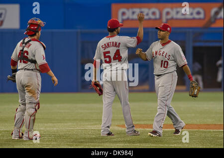 12. August 2011 - Toronto, Ontario, Kanada - Los Angeles Angels Krug Ervin Santana (54) feiert seinen Sieg mit linker Feldspieler Vernon Wells (10). Die Los Angeles Angels besiegten die Toronto Blue Jays 5 - 1 im Rogers Centre, Toronto Ontario. (Kredit-Bild: © Keith Hamilton/Southcreek Global/ZUMAPRESS.com) Stockfoto