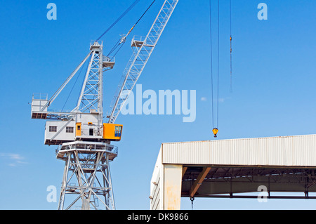Detail eines Krans unter blauem Himmel in einer Werft Stockfoto
