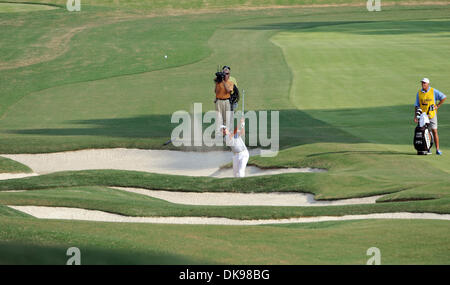 13. August 2011 - Johns Creek, GEORGIA, trifft US - Golfer Adam Scott von Australien aus einer Fairwaybunker am 16. Loch in der 3. Runde der 93. PGA Championship im Atlanta Athletic Club in Johns Creek, Georgia, USA am 13. August 2011. Steele ist für die erste gebunden (Credit-Bild: © Erik Lesser/ZUMAPRESS.com) Stockfoto