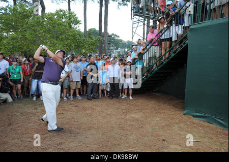 13. August 2011 - Johns Creek, GEORGIA, USA - Golfer Phil Mickelson der USA seine Drop Ball trifft nach auf dem 13. Grün in der 3. Runde der 93. PGA Championship im Atlanta Athletic Club in Johns Creek, Georgia, USA am 13. August 2011. (Kredit-Bild: © Erik Lesser/ZUMAPRESS.com) Stockfoto