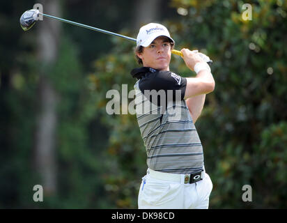 13. August 2011 - Johns Creek, GEORGIA, USA - Golfer Rory McIlroy Nordirland folgt seinen Abschlag auf das 9. Loch in der 3. Runde der 93. PGA Championship im Atlanta Athletic Club in Johns Creek, Georgia, USA am 13. August 2011. (Kredit-Bild: © Erik Lesser/ZUMAPRESS.com) Stockfoto