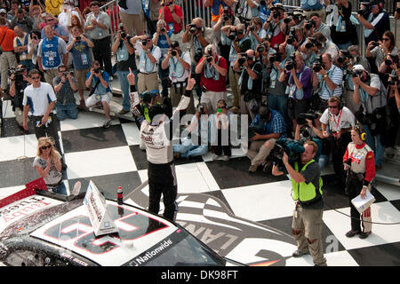 13. August 2011 - Watkins Glen, New York, USA - NASCAR Nationwide Fahrer Kurt Busch im Victory Lane feiert nach dem Gewinn der Zippo-200 in The Glen (Credit-Bild: © Mark Konezny/Southcreek Global/ZUMAPRESS.com) Stockfoto