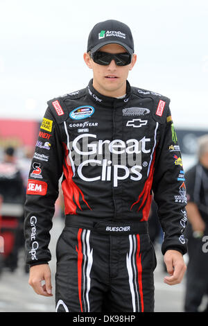 13. August 2011 - geht zu seinem Auto für die Qualifikation für die Zippo-200 in Watkins Glen International in Watkins Glen, NY Watkins Glen, New York, USA - James Buescher, Fahrer (30) AccuDoc Lösungen Chevrolet. Kurt Busch erzielte die Pole-Position mit einer Geschwindigkeit 123.241. (Kredit-Bild: © Michael Johnson/Southcreek Global/ZUMAPRESS.com) Stockfoto