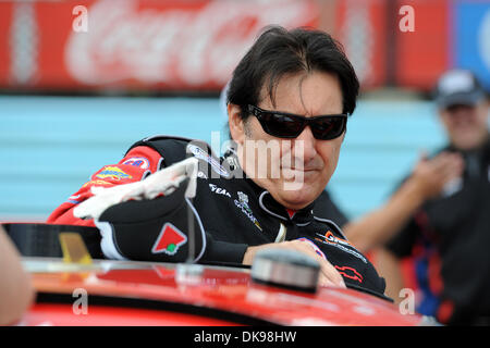 13. August 2011 - Watkins Glen, New York, USA - Ron Fellows, Treiber (5) Canadian Tire Chevrolet, steigt in sein Auto im Zeittraining für die Zippo-200 in Watkins Glen International in Watkins Glen, NY.  Kurt Busch erzielte die Pole-Position mit einer Geschwindigkeit 123.241. (Kredit-Bild: © Michael Johnson/Southcreek Global/ZUMAPRESS.com) Stockfoto