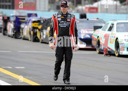13. August 2011 - Watkins Glen, New York, USA - Kyle Busch, Fahrer (18) Z-Line Designs Toyota, geht zu seinem Auto für die Qualifikation für die Zippo-200 in Watkins Glen International in Watkins Glen, New York.  Kurt Busch erzielte die Pole-Position mit einer Geschwindigkeit 123.241. (Kredit-Bild: © Michael Johnson/Southcreek Global/ZUMAPRESS.com) Stockfoto