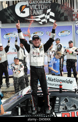 13. August 2011 - Watkins Glen, New York, USA - Kurt Busch, Fahrer (22) Discount Tire/Ruby Dienstag Dodge, feiert in der Victory Lane nach dem Gewinn der Zippo-200 in Watkins Glen International in Watkins Glen, New York. (Kredit-Bild: © Michael Johnson/Southcreek Global/ZUMAPRESS.com) Stockfoto
