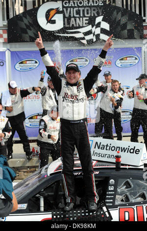 13. August 2011 - Watkins Glen, New York, USA - Kurt Busch, Fahrer (22) Discount Tire/Ruby Dienstag Dodge, feiert in der Victory Lane nach dem Gewinn der Zippo-200 in Watkins Glen International in Watkins Glen, New York. (Kredit-Bild: © Michael Johnson/Southcreek Global/ZUMAPRESS.com) Stockfoto